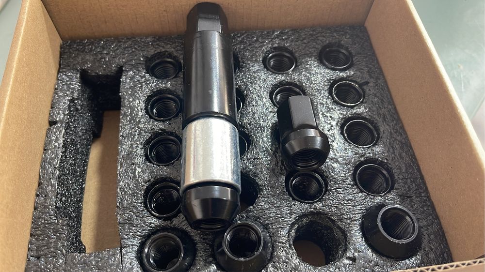 Set 4 antifurt piulite negre +16 piulite negre filet 12x1.5/12x1.25