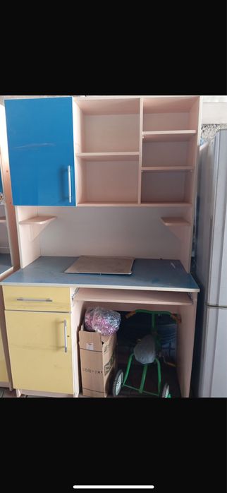 Детский компьютерный стол со шкафчиками