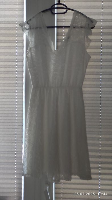 Бяла дантелена рокля Hailys