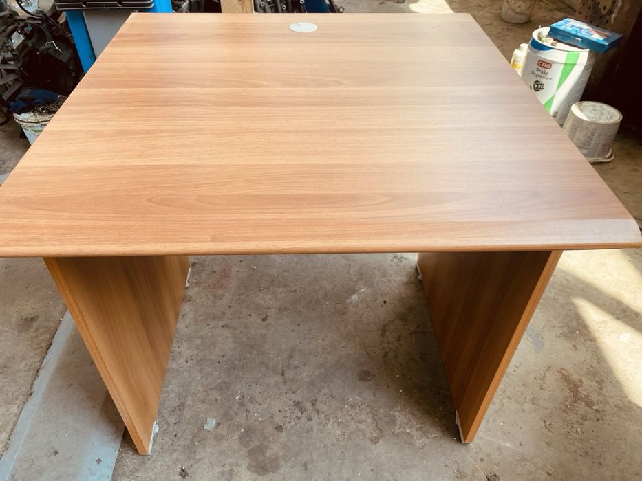 Чисто нови бюра в кашони