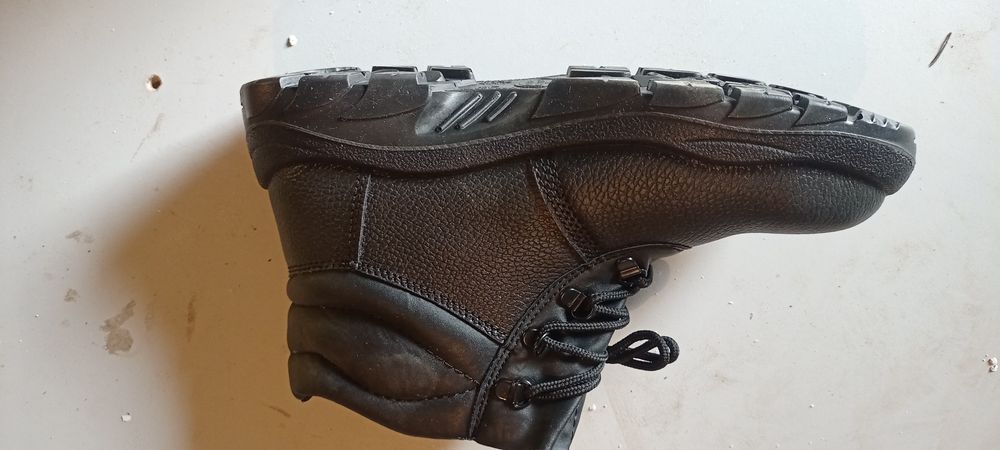 Продам ботинки с металлическими подноском