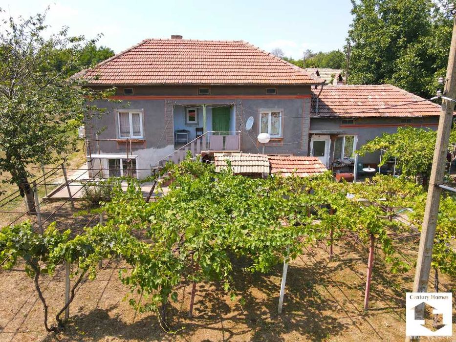 140347 Къща с огромен двор, стопански постройки и кладенец в с. Долна Липница