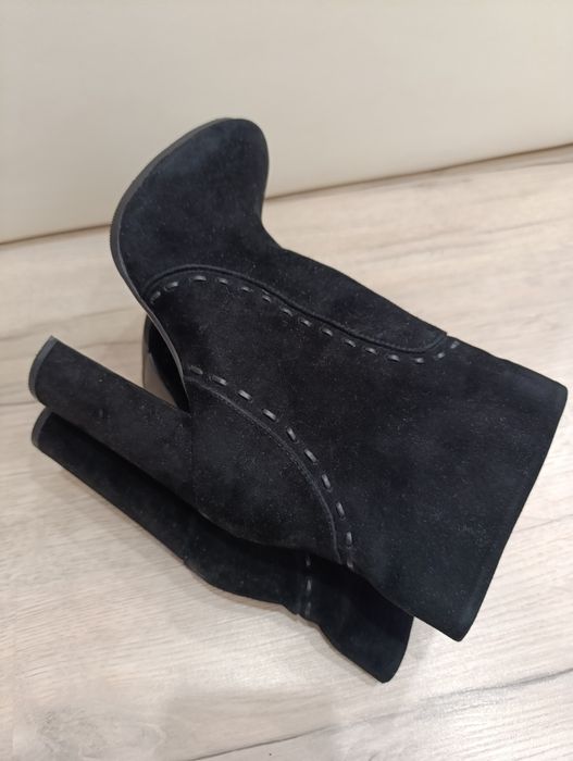 Продам замшевые демисезонные ботильоны