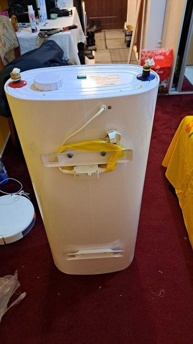 vând boiler Electrolux și cadita dus