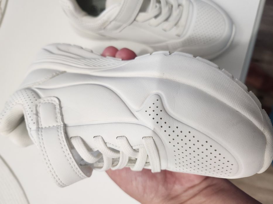 Adidas b aiat foarte ușori