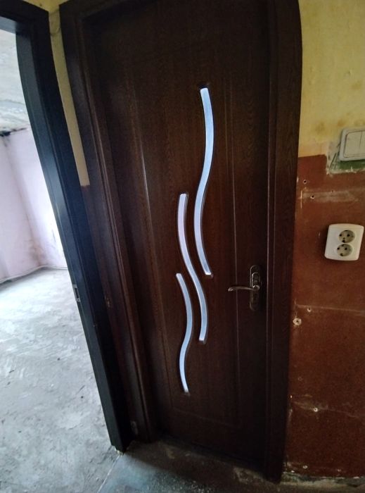 vand usi de apartament 4 bucatii