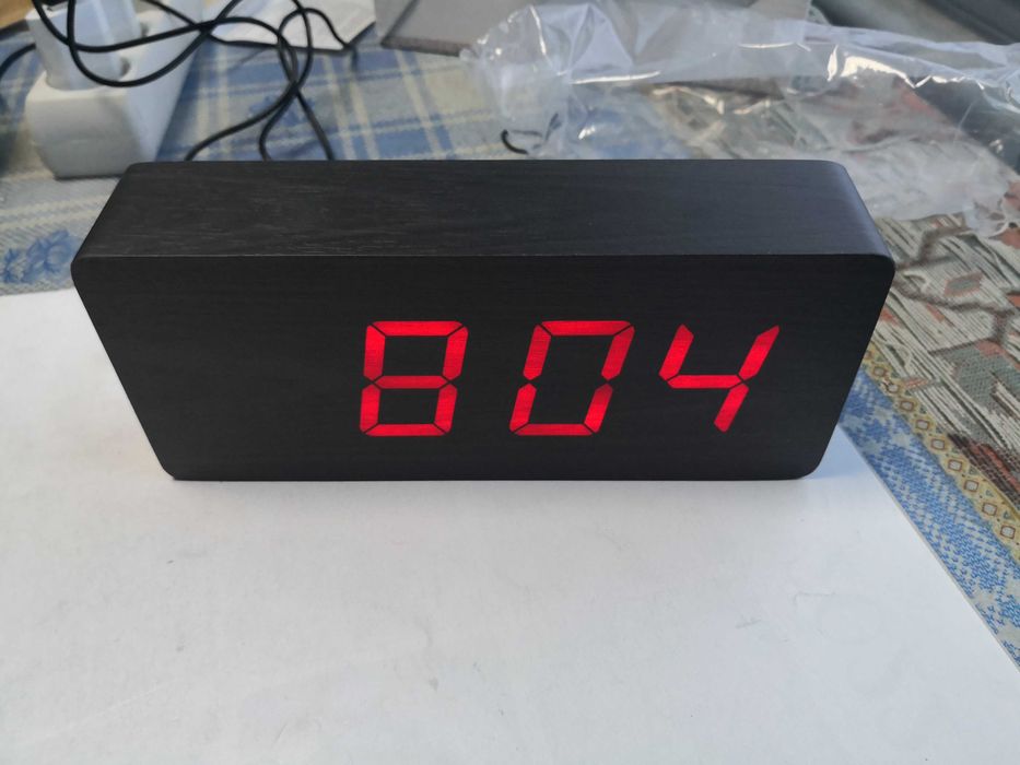 Ceas electronic imitatie lemn maro sau negru mare