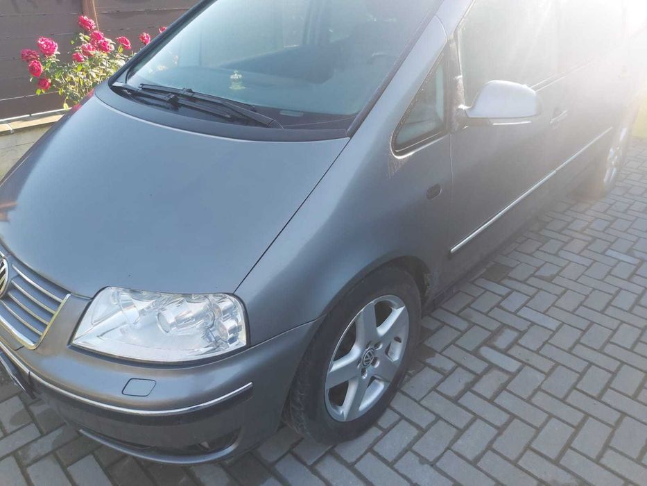 Autoturism ideal pentru drumuri lungi sau activități comerciale.