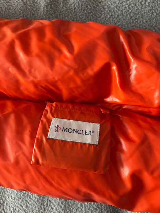 Fular Moncler, nepurtat, nou