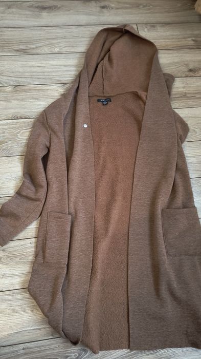 Trenci cu glugă, foarte ușor de purtat