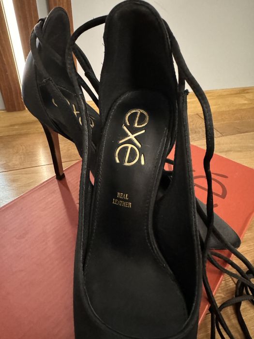 Черни токчета с тънък ток Exé