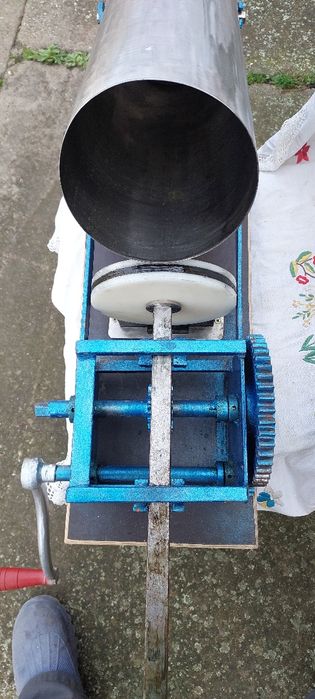 Se vinde masina de umplut mațe