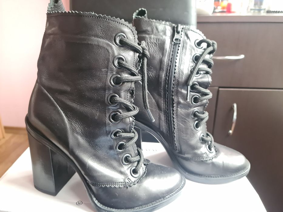 Кожени боти с връзки