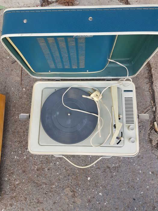 Ретро грамофон Юност