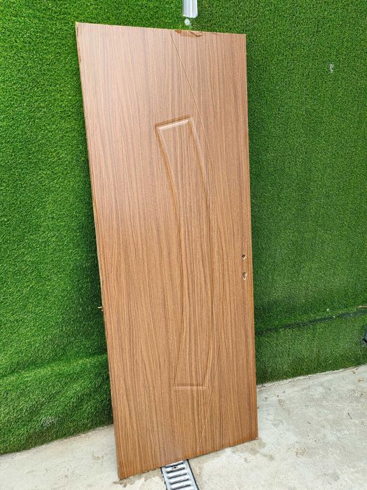 Крило от врата със следи от употреба.