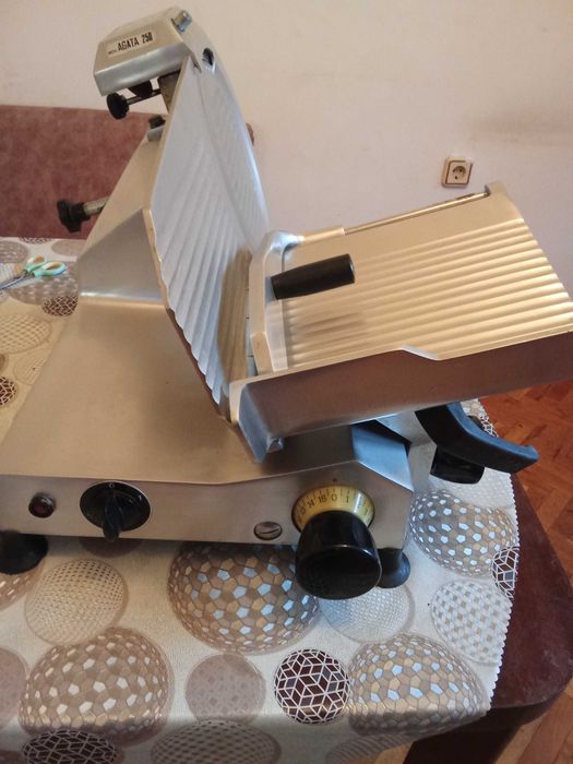 Професионална машина за месо и колбаси