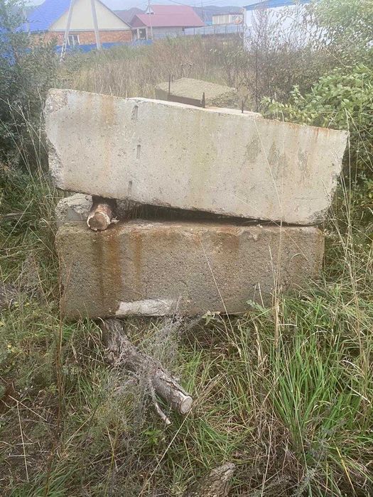 фундаментные блоки и красный кирпич