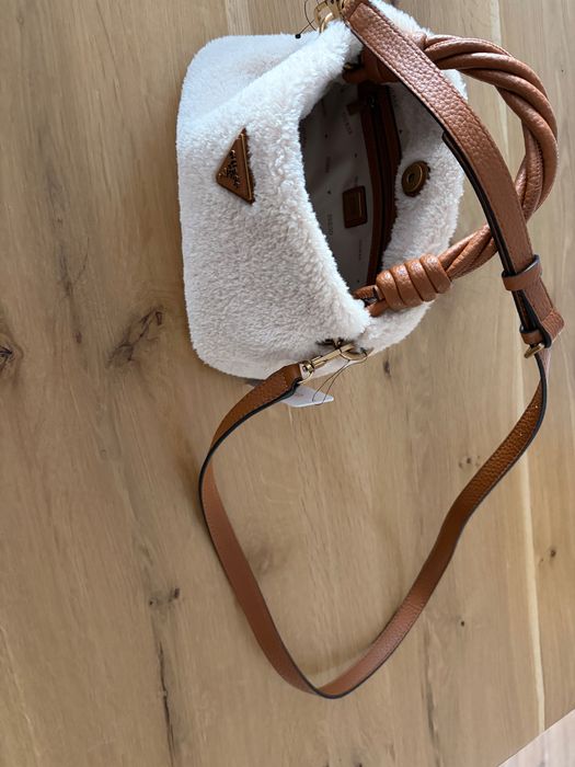 Чанта Guess чисто нова