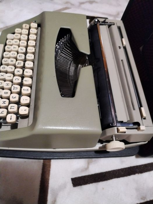 Пишеща машина в кожено куфарче