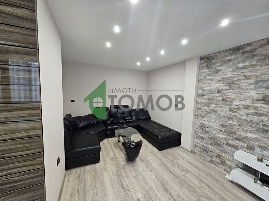 Луксозно обзаведен тристаен апартамент в Топ Център