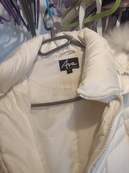 Geaca alba cu puf la guler