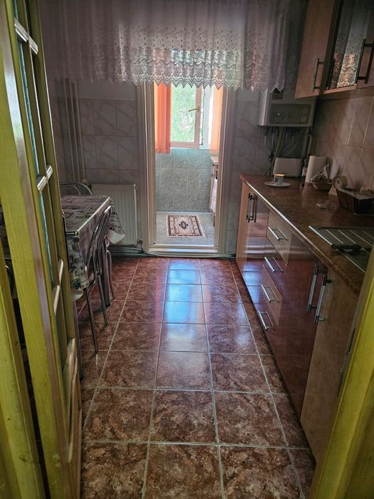 Închiriez apartament cu 2 camere