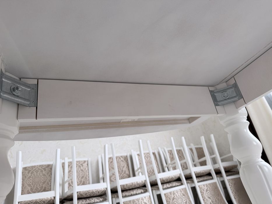 Стол с 14 стульями