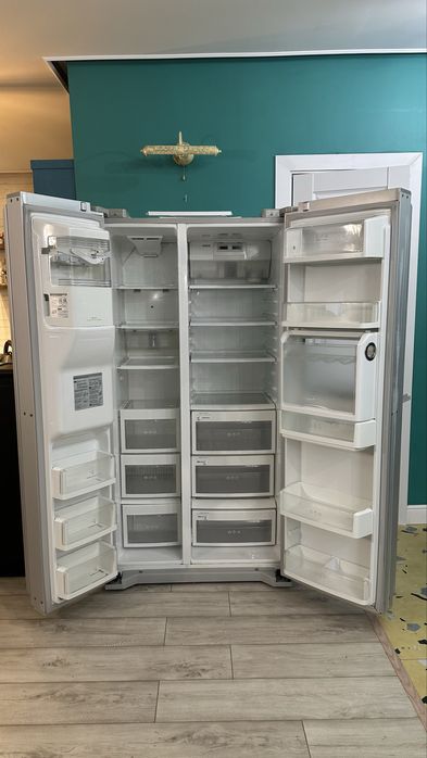 Холодильник LG Side-by-Side с диспенсером льда и мини-баром