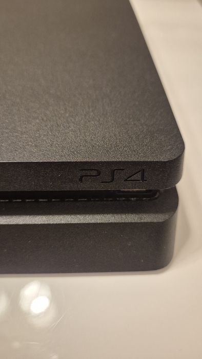 Vând PlayStation PS4