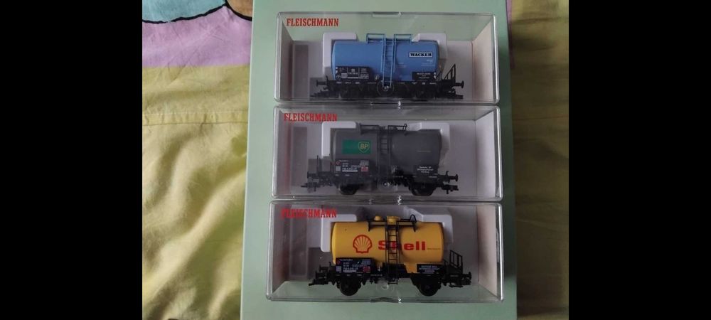 Vagoane cisterna FLEISCHMAN Serie de colectie1..87 HO NOI.