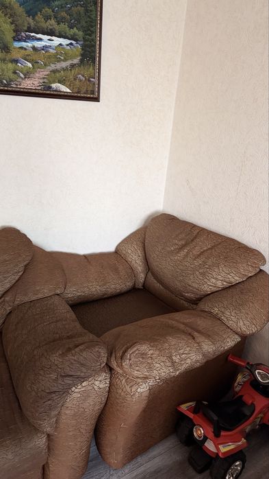 Продам диван с двумя креслами