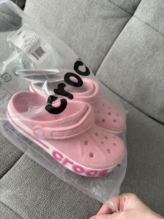 Продам crocs шлепанцы на девочку 34-35размер
