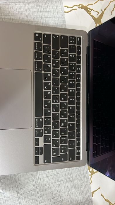 Продам MacBook Air 13 на чипе Apple M1