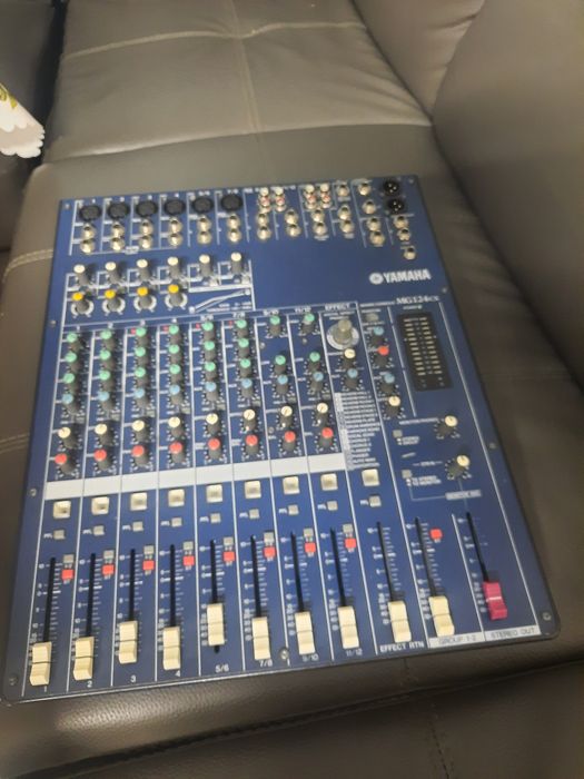 Vând mixer Yamaha