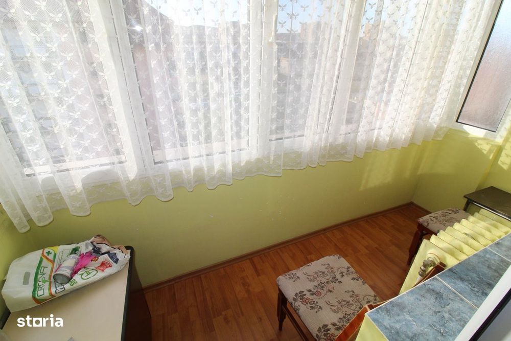 Vând apartament 2 camere în Hunedoara, zona Micro4, 45mp...