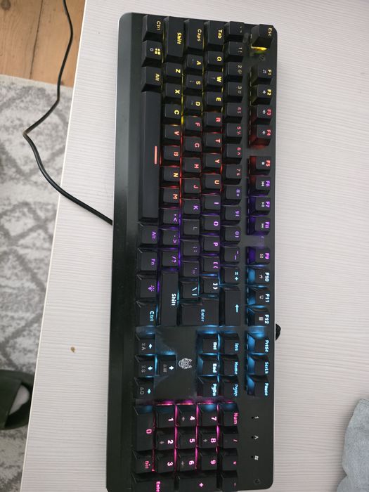 Tastatura mecanica cu led-uri