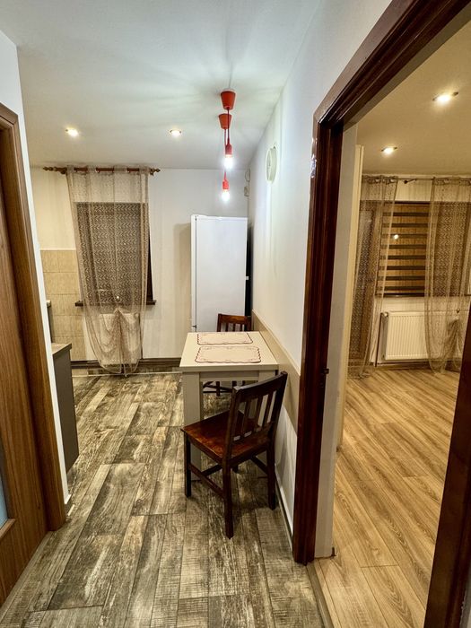 Garsonieră renovată, etaj 1, Bistrița Lac – parcare în fața blocului