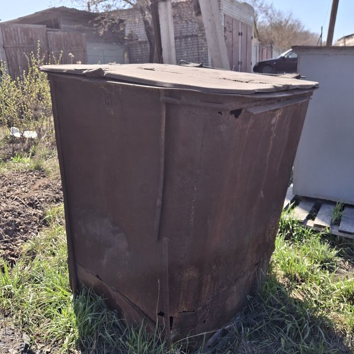 Мусорный бак старый