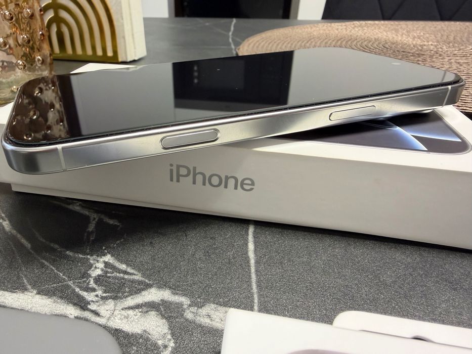 iPhone 16 Pro Max ,100% baterie + husă Apple,iOS 18