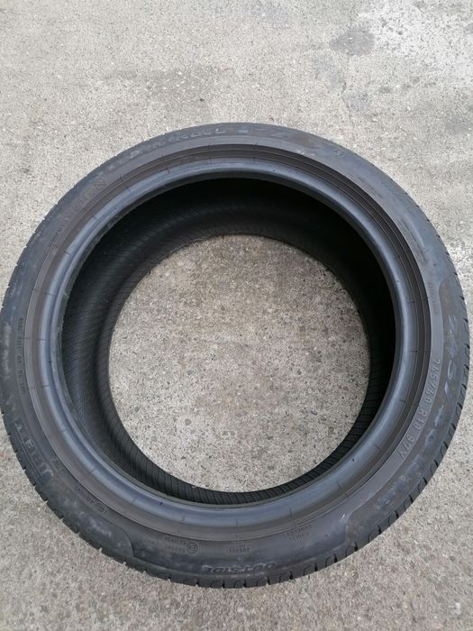 Vând anvelope vară 255.40.18 și 245.40.18