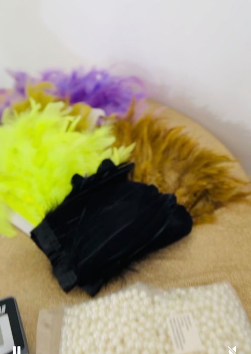 Vând materiale textile și accesorii pentru rochii !