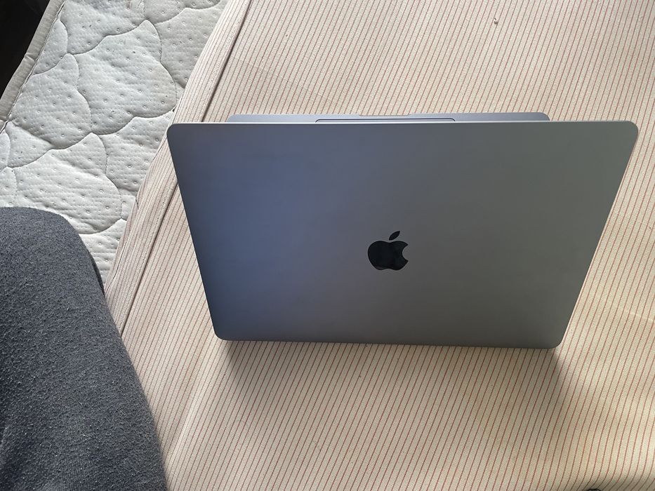Mac book pro M 2 8g 512 gb