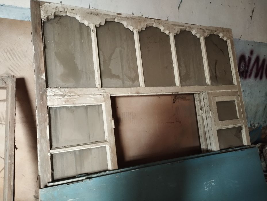 Temir va yogʻoch eshik derazalar