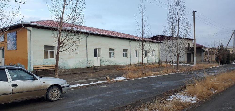 Yer va bino sotiladi. Turar va noturar Qirkyop kishloki yo'l ustidan