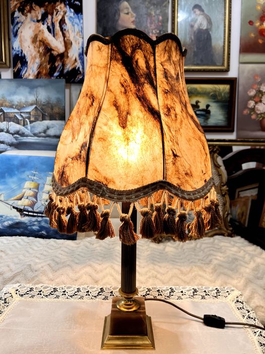 Lampă de masă realizata în stil victorian cu baza din onix si metal aurit.