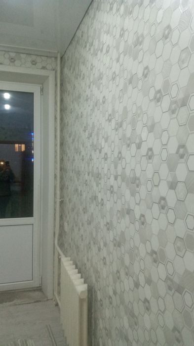 Поклейка обоев и галтелей