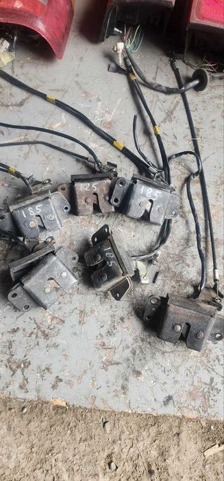 Замок крышки багажника Toyota Hilux Surf 185