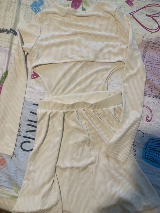 Рокля с гол гръб