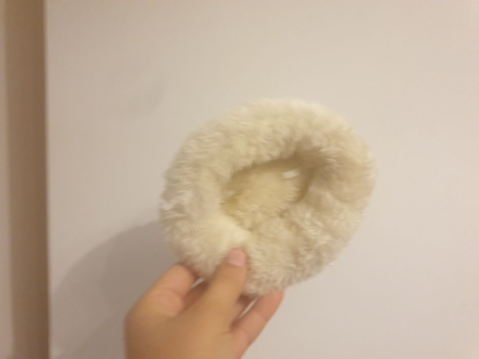 hamster alb cu ochi negri are 9luni si este fetița  este rasa hamster pitic si este dragalas este cuminte si este energic noaptea si ziua este energic