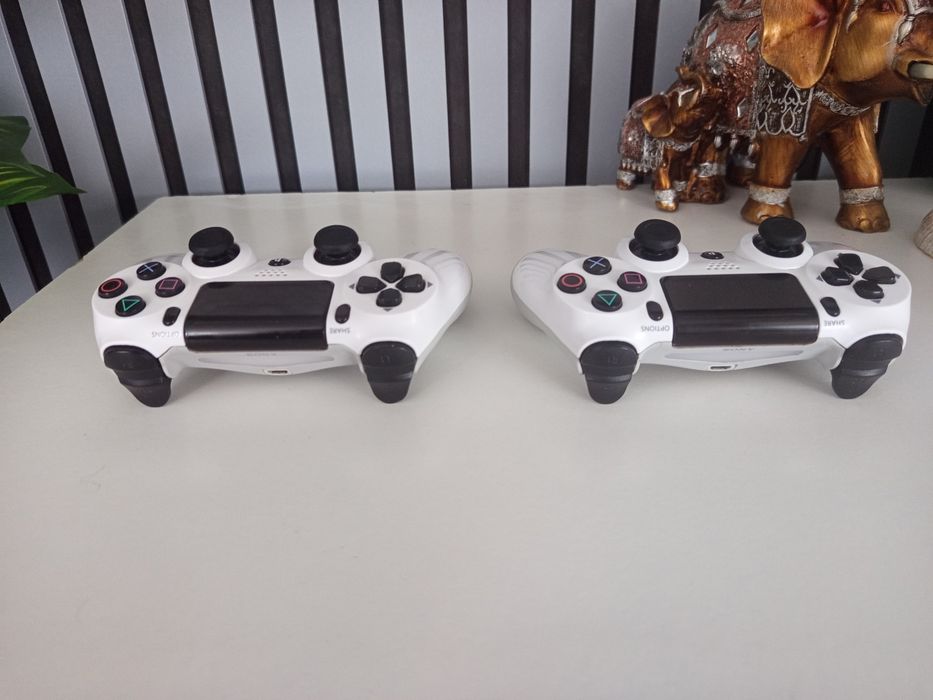 Vând PS4 Slim 1TB + 2 manete + 7 jocuri – stare impecabilă.